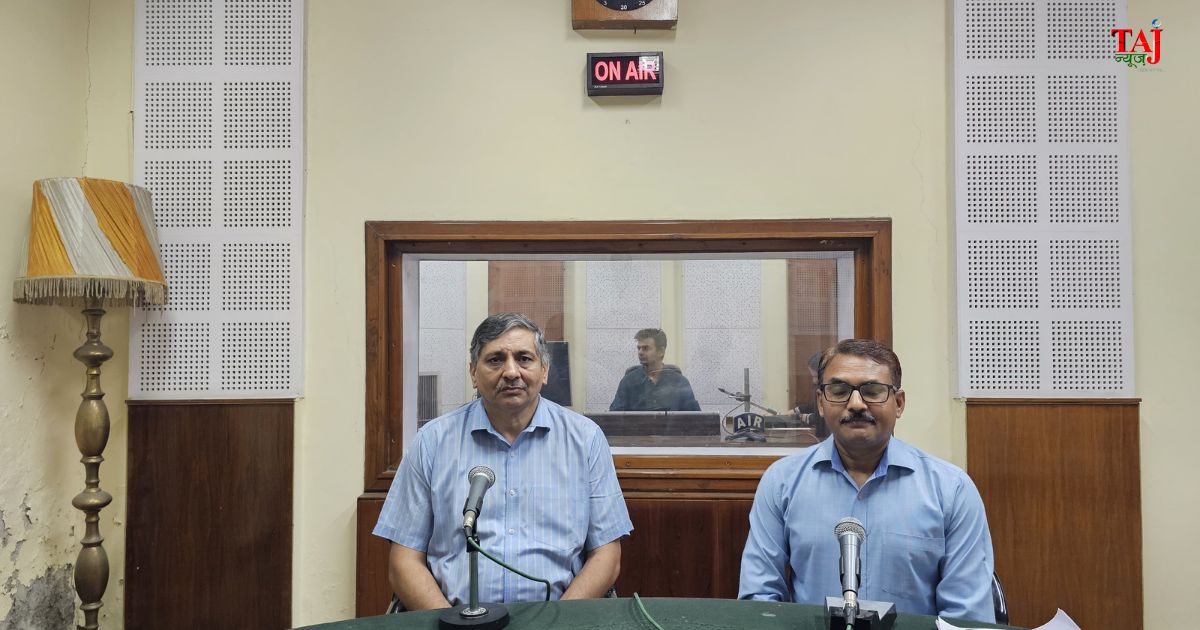 आगरा ऑर्थोपेडिक सोसाइटी द्वारा 'Agra Moves Better-2026' अभियान के तहत आकाशवाणी आगरा और जी.एल. पब्लिक स्कूल में विद्यार्थियों को सही पोश्चर की जानकारी देते विशेषज्ञ डॉ. संजय चतुर्वेदी।