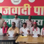 सपा के व्यापारी मंडलीय सम्मेलन में उद्योग-व्यापार की समस्याओं पर होगी चर्चा आगरा के फतेहाबाद रोड स्थित सपा जिला कार्यालय पर 12 अगस्त को आयोजित होने वाले व्यापारी मंडलीय सम्मेलन का आमंत्रण पत्र विमोचित करते सपा व्यापार सभा नेता मनोज गुप्ता और राकेश अग्रवाल।