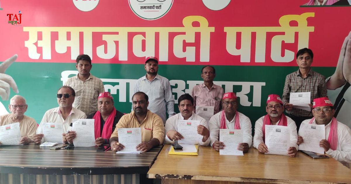 आगरा के फतेहाबाद रोड स्थित सपा जिला कार्यालय पर 12 अगस्त को आयोजित होने वाले व्यापारी मंडलीय सम्मेलन का आमंत्रण पत्र विमोचित करते सपा व्यापार सभा नेता मनोज गुप्ता और राकेश अग्रवाल।