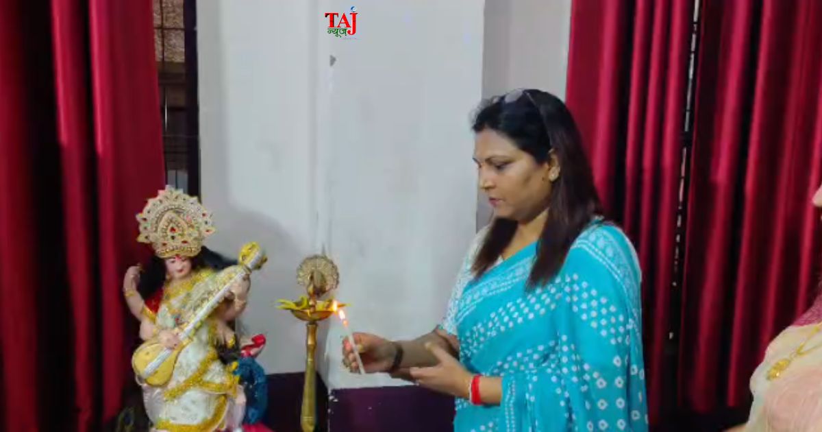 आगरा के मॉडर्न एस.एस. पब्लिक स्कूल में यूपी पुलिस साइबर सेल और जनहित सामाजिक सेवा संस्थान द्वारा आयोजित साइबर सुरक्षा कार्यशाला में छात्रों को टिप्स देते साइबर विशेषज्ञ।