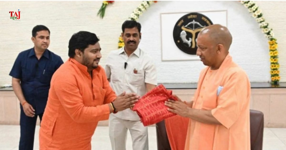 लखनऊ के दुबग्गा में शारदा सहायक नहर से भाजपा नेता धीरेंद्र प्रताप सिंह का शव बरामद होने के बाद जांच करती पुलिस और फोरेंसिक टीम।