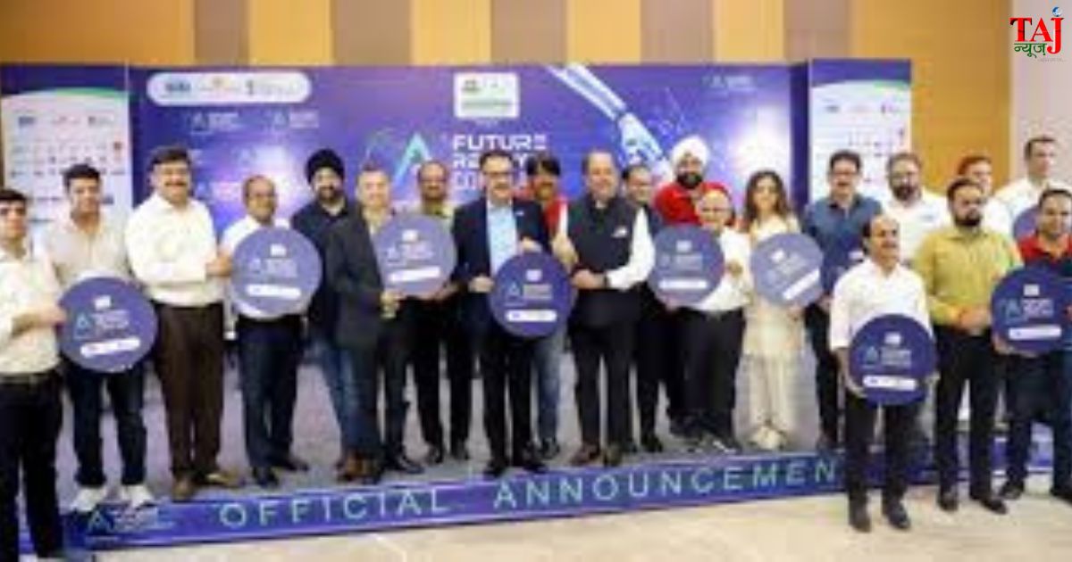 आगरा के लेमन ट्री होटल में AI FutureReady Conclave 2026 के संबंध में आयोजित प्रेस वार्ता को संबोधित करते उद्योगपति और आयोजक।