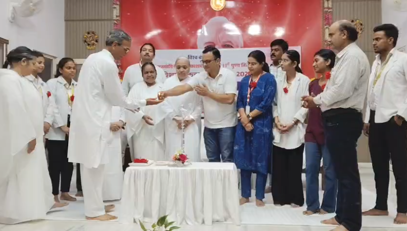 ईदगाह स्थित राजयोग ध्यान केंद्र आगरा में आयोजित रक्तदान महाअभियान में भाग लेते रक्तदाता एवं ब्रह्माकुमारीज़ बहनें