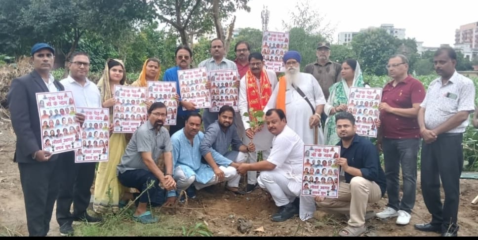 गुरुद्वारा गुरु के ताल में पौधरोपण करते लीडर्स आगरा के सदस्य