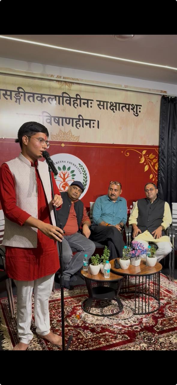 'स्वराग्नि' कवि सम्मेलन में कवियों का सम्मान करते मुख्य अतिथि एवं संस्था के पदाधिकारी