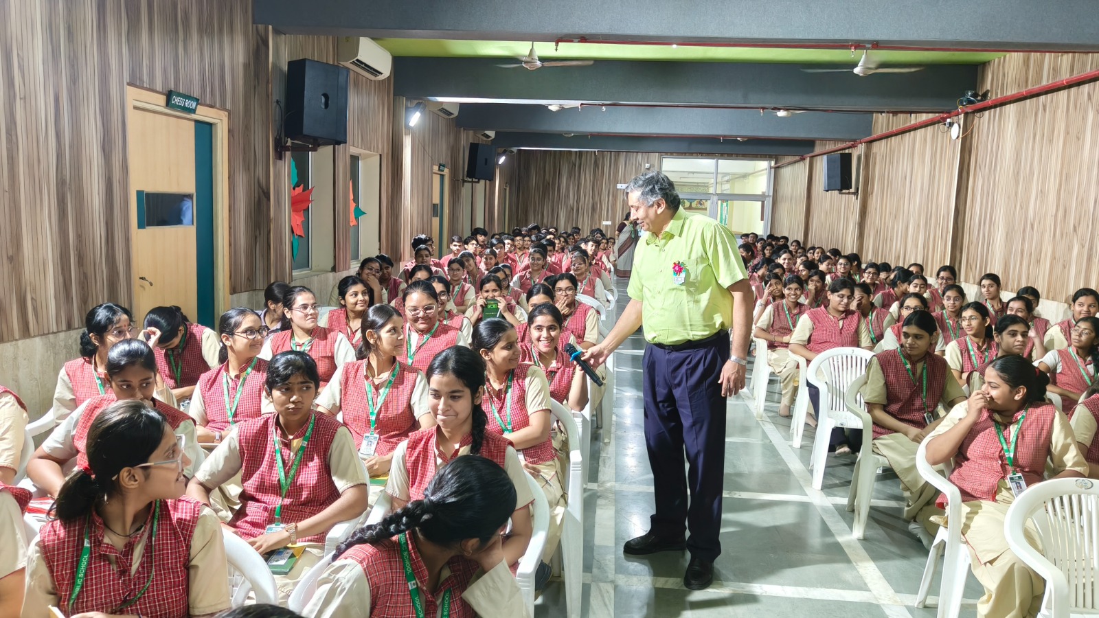 प्रिल्यूड पब्लिक स्कूल में आगरा ऑर्थोपेडिक सोसायटी के डॉक्टरों का आभार व्यक्त करते स्कूल निदेशक डॉ. सुशील गुप्ता