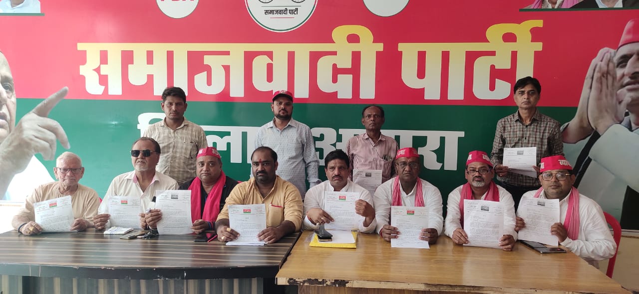 सपा व्यापार सभा के व्यापारी मंडलीय सम्मेलन के आमंत्रण पत्र का विमोचन करते सपा नेता मनोज गुप्ता, राकेश अग्रवाल और अन्य