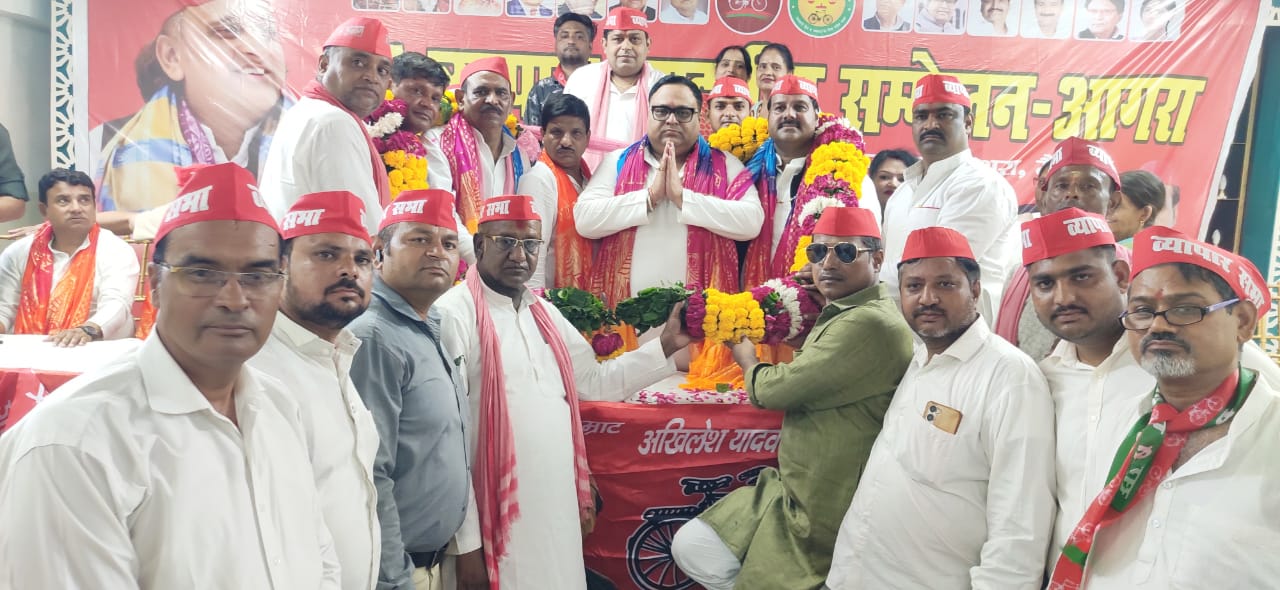 आगरा के नवरंग भवन में आयोजित समाजवादी व्यापार सभा के मंडलीय सम्मेलन में मंचासीन राष्ट्रीय अध्यक्ष मनीष जगन अग्रवाल एवं अन्य नेता