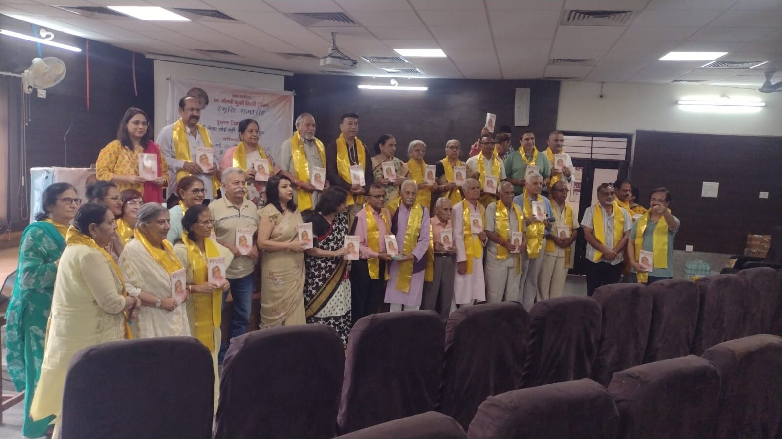 सेठ पदम चंद जैन संस्थान आगरा में पुस्तक विमोचन एवं गोष्ठी के दौरान मंचासीन डॉ. महेश शर्मा, डॉ. गिरधर शर्मा एवं अन्य अतिथि