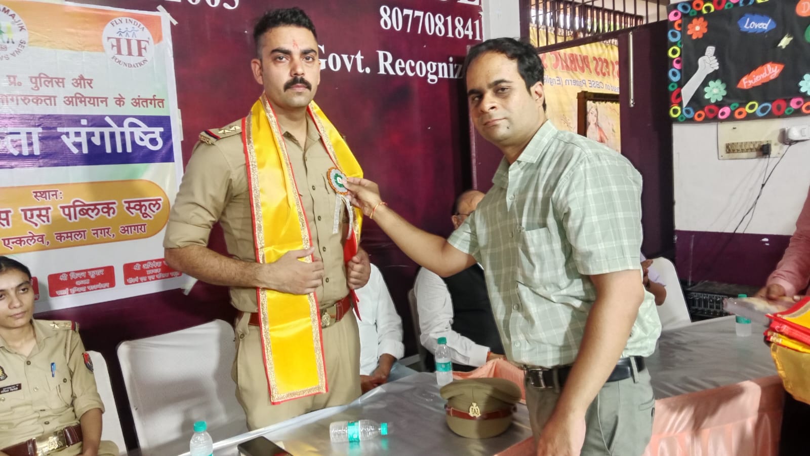 मॉडर्न एस.एस. पब्लिक स्कूल आगरा में साइबर सुरक्षा कार्यशाला को संबोधित करते अतिथि एवं विशेषज्ञ