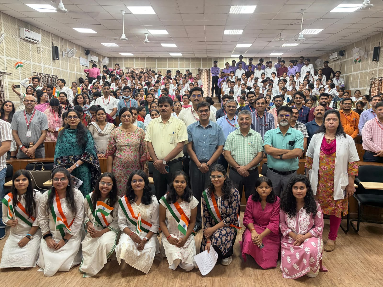 विभाजन विभीषिका स्मृति दिवस कार्यक्रम में उपस्थित चिकित्सक, शिक्षक एवं छात्र-छात्राएं