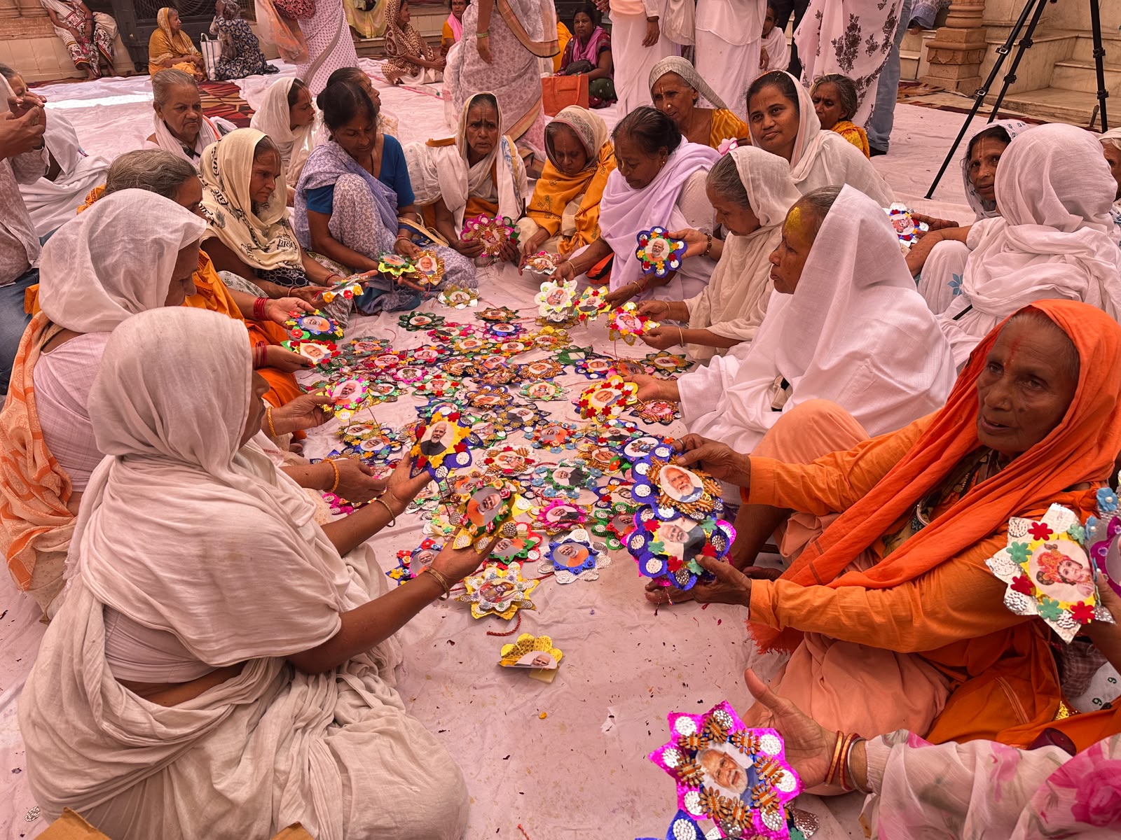 वृंदावन में रक्षाबंधन समारोह के दौरान भजन-कीर्तन और उत्साह के साथ राखियां बनातीं विधवा माताएं
