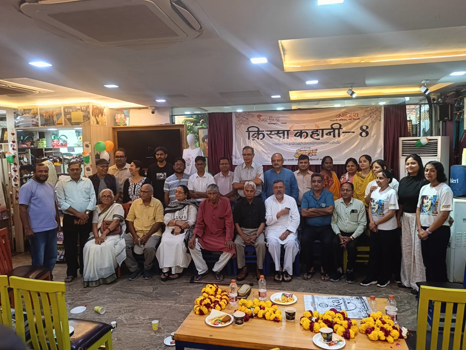 शीरोज़ हैंग आउट आगरा में किस्सा कहानी-8 के दौरान कहानी पाठ करते कथाकार शक्ति प्रकाश