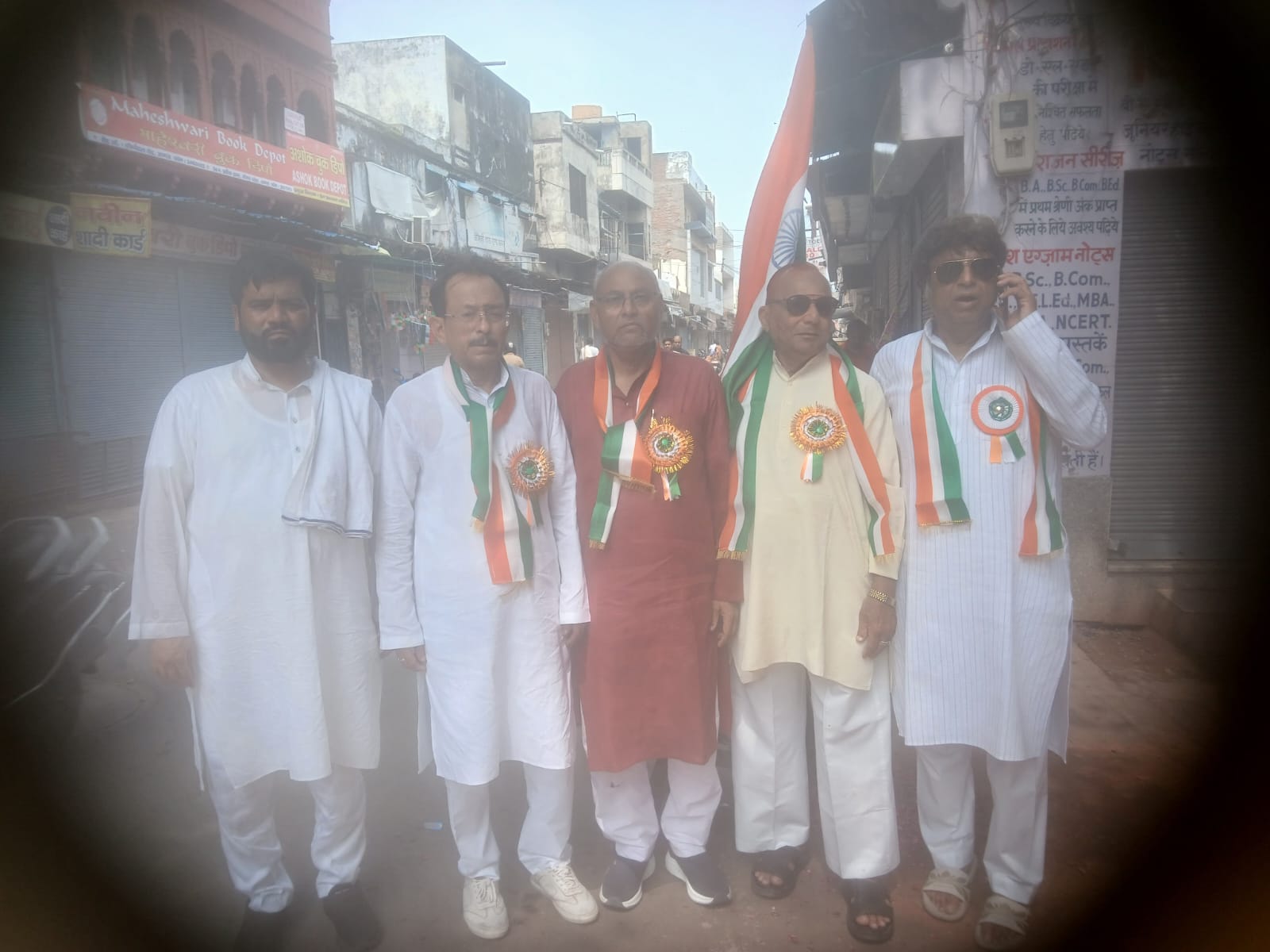 आगरा के फव्वारा चौराहे पर तिरंगे को सलामी देते हिंदू-मुस्लिम समाज के लोग