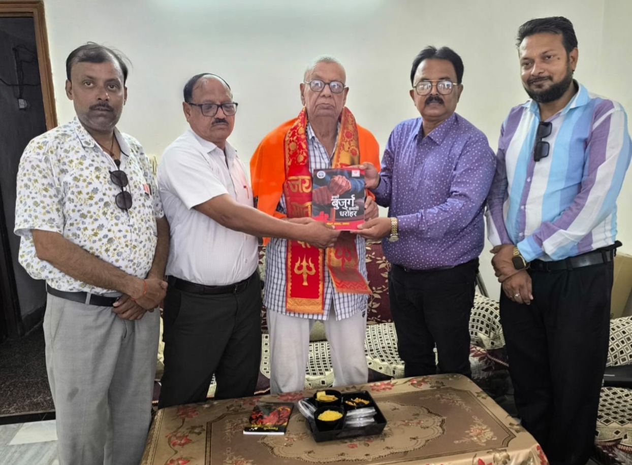 वरिष्ठ समाजसेवी एवं पूर्व विधायक किशन गोपाल को केसरिया शाल ओढ़ाकर सम्मानित करते मुख्य अतिथि डॉ. रामबाबू हरित व लीडर्स आगरा के पदाधिकारी