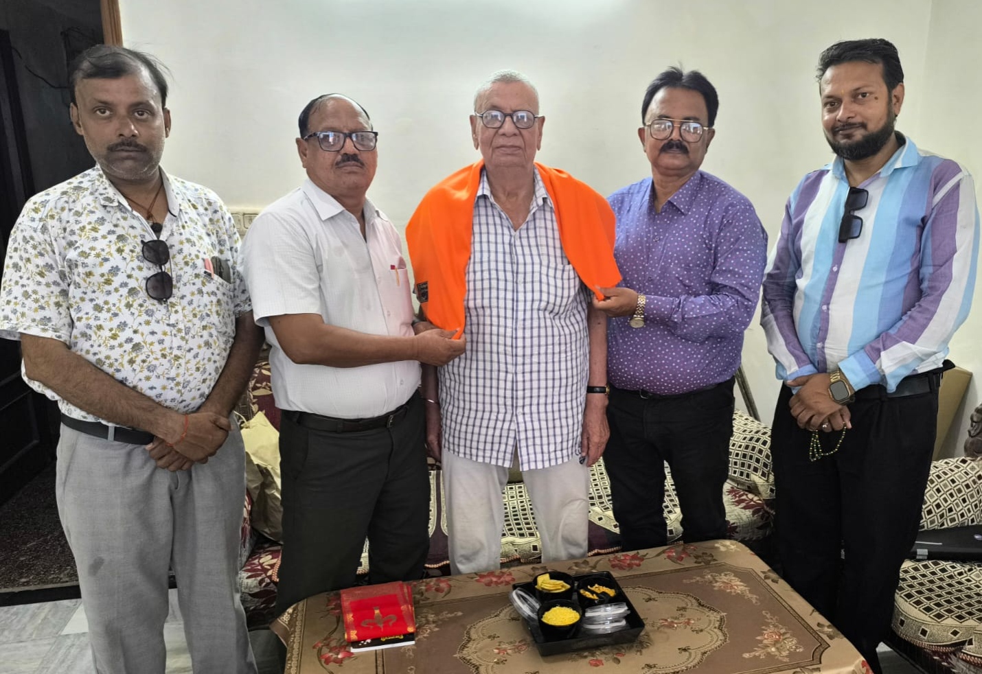 पूर्व विधायक किशन गोपाल को 'हमारे बुजुर्ग-हमारी धरोहर' पुस्तक भेंट करते हुए अतिथि एवं संस्था सदस्य