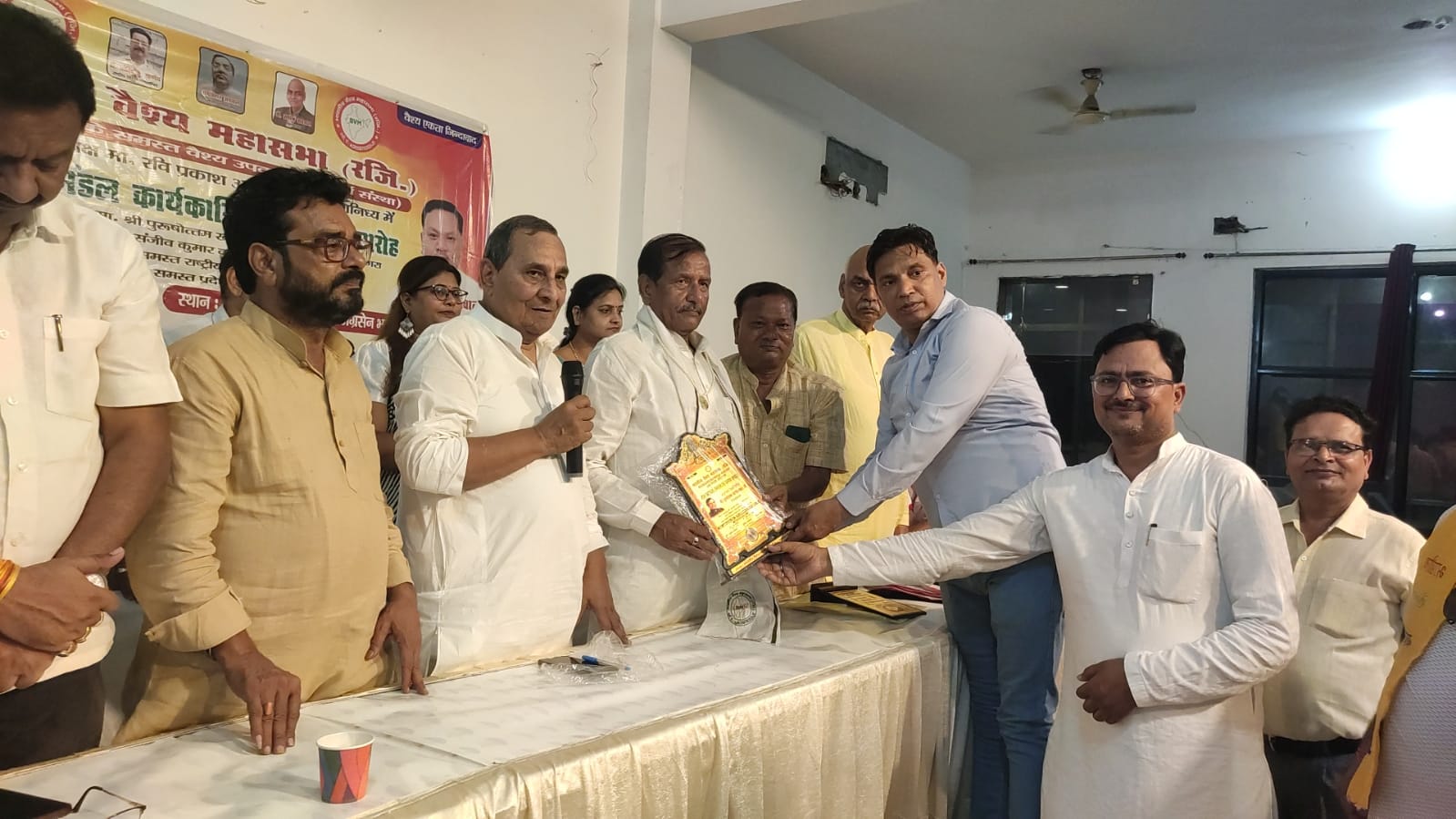 सम्मेलन में उपस्थित वैश्य समाज के प्रमुख समाजसेवी और पदाधिकारी