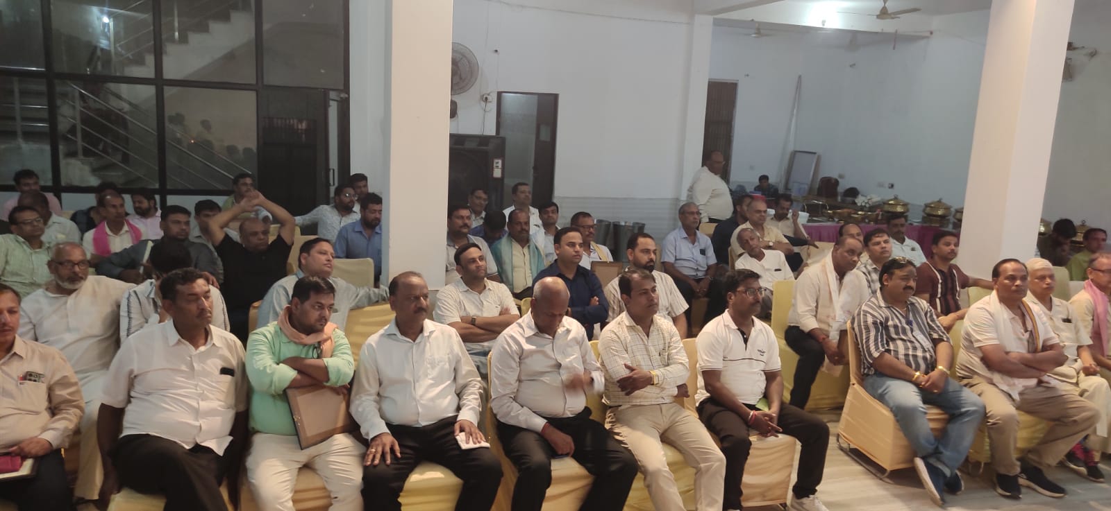 भारतीय वैश्य महासभा के मंडलीय सम्मेलन में दीप प्रज्ज्वलन करते मुख्य अतिथि विधायक पुरुषोत्तम खंडेलवाल व पदाधिकारी