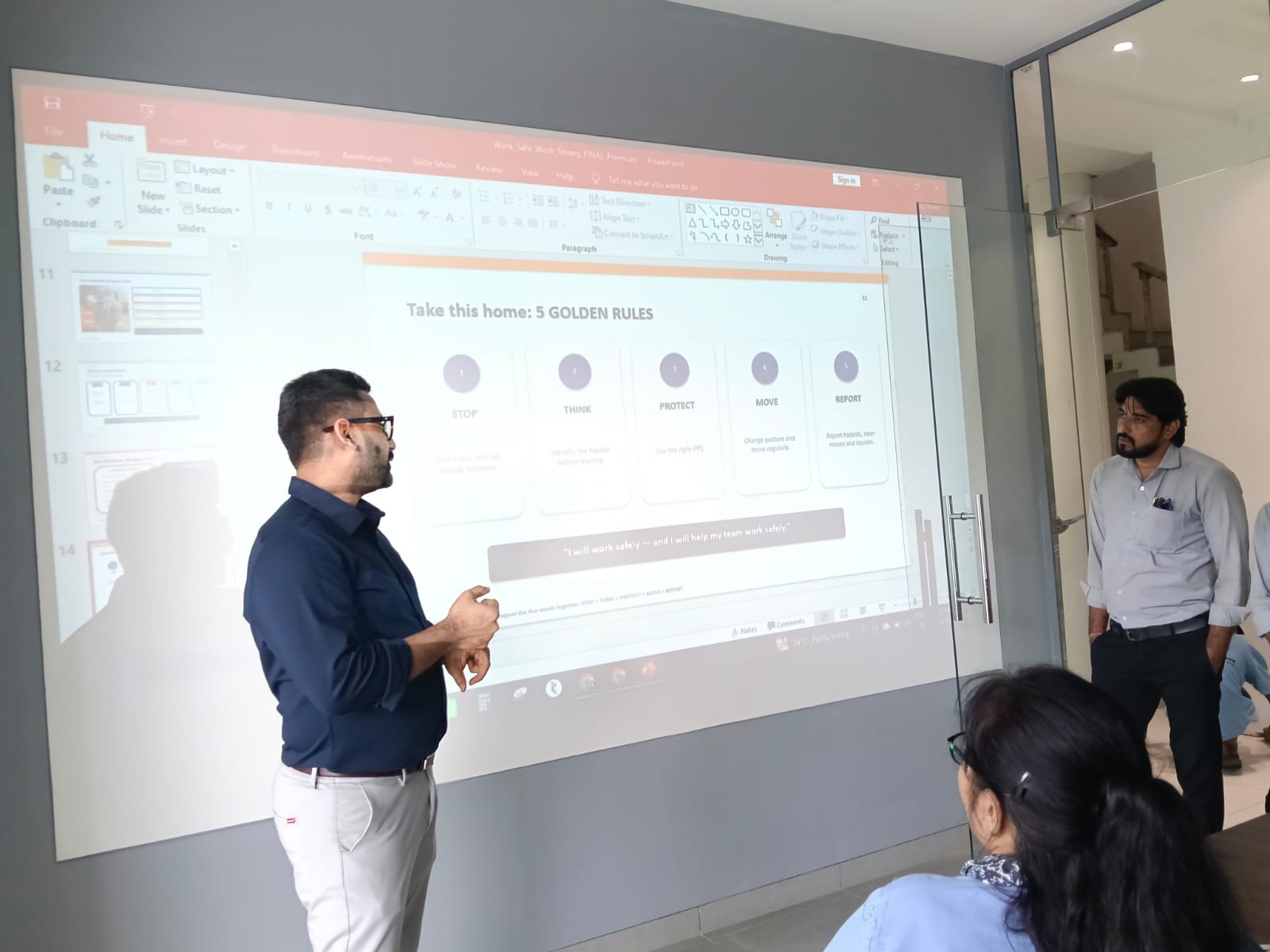 कार्यशाला में सुरक्षित वजन उठाने और एर्गोनॉमिक्स के व्यावहारिक टिप्स सीखते कर्मचारी