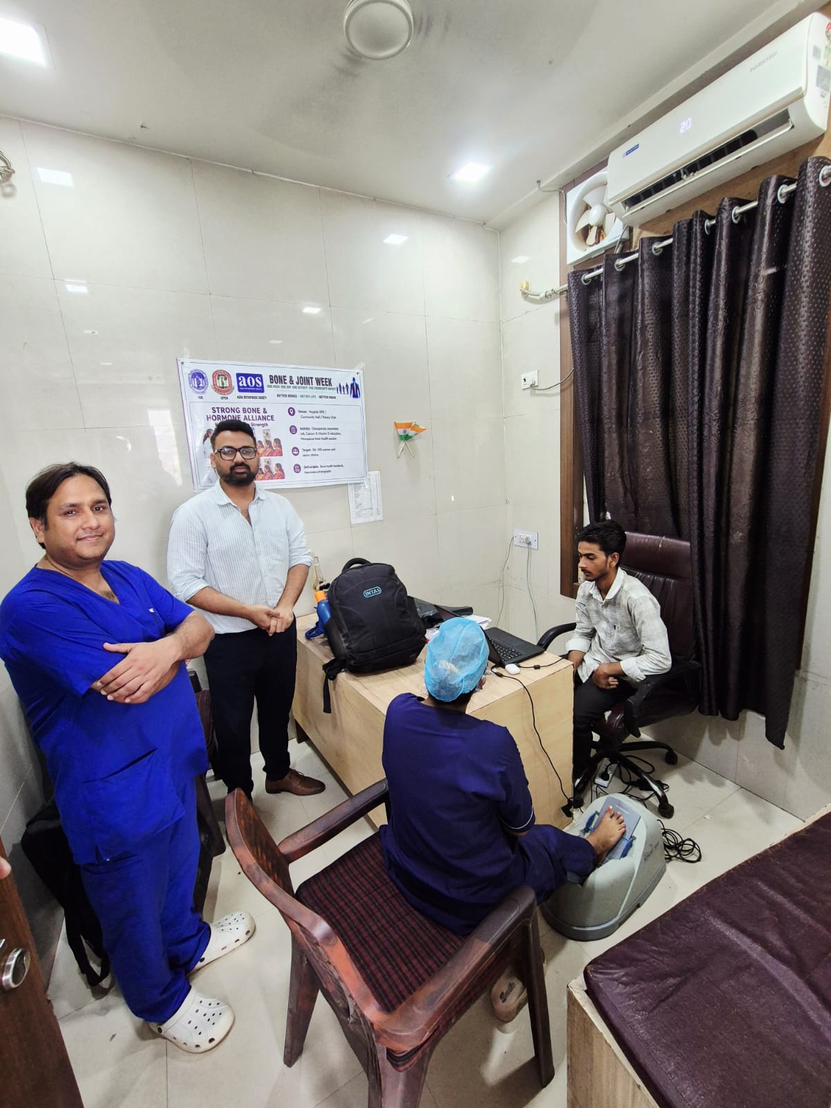 गोयल हॉस्पिटल आगरा में महिलाओं को ऑस्टियोपोरोसिस व हड्डियों की सेहत की जानकारी देते डॉ. मुकेश गोयल व डॉ. मेघल गोयल