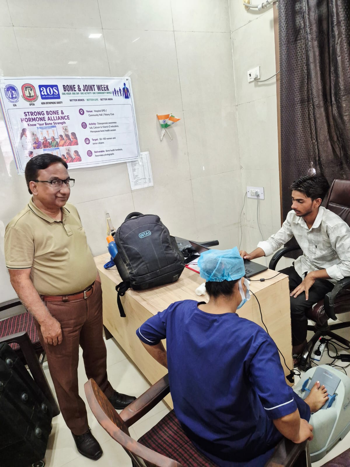 गोयल हॉस्पिटल में आयोजित शिविर में BMD जांच करातीं महिलाएं