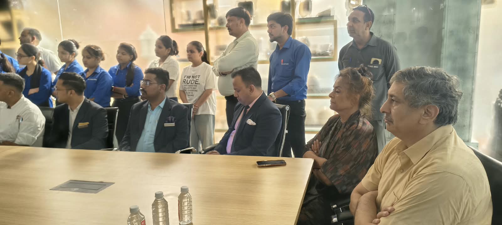 अशोक कॉसमॉस मॉल आगरा में कर्मचारियों को सही पोस्चर और एर्गोनॉमिक्स सिखाते आगरा ऑर्थोपेडिक सोसायटी के विशेषज्ञ