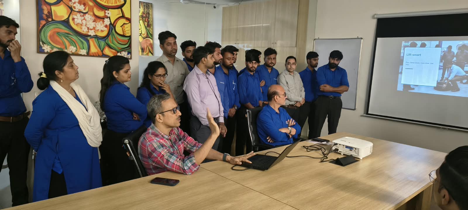 अशोक कॉसमॉस मॉल में आयोजित वर्कशॉप के दौरान उपस्थित चिकित्सक एवं मॉल स्टाफ