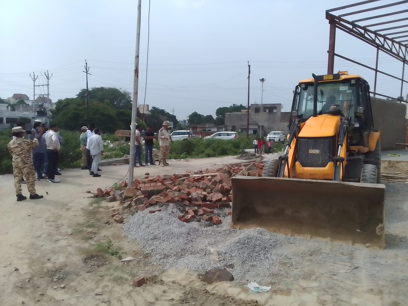 ध्वस्तीकरण के बाद खाली कराया गया भूखंड