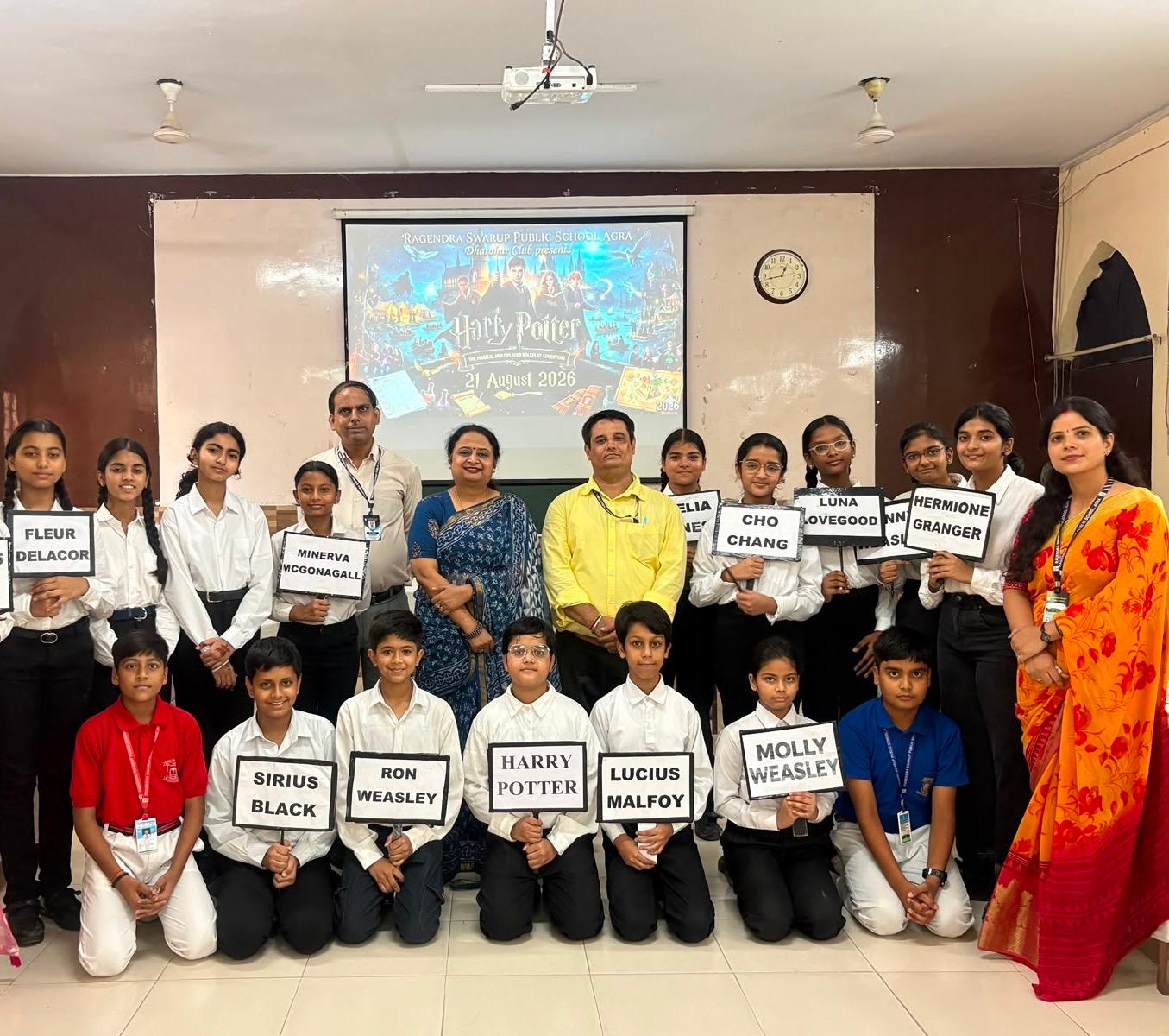 रागेंद्र स्वरूप पब्लिक स्कूल में आयोजित धरोहर क्लब की गतिविधियों के दौरान प्रतिभागी छात्र-छात्राएं
