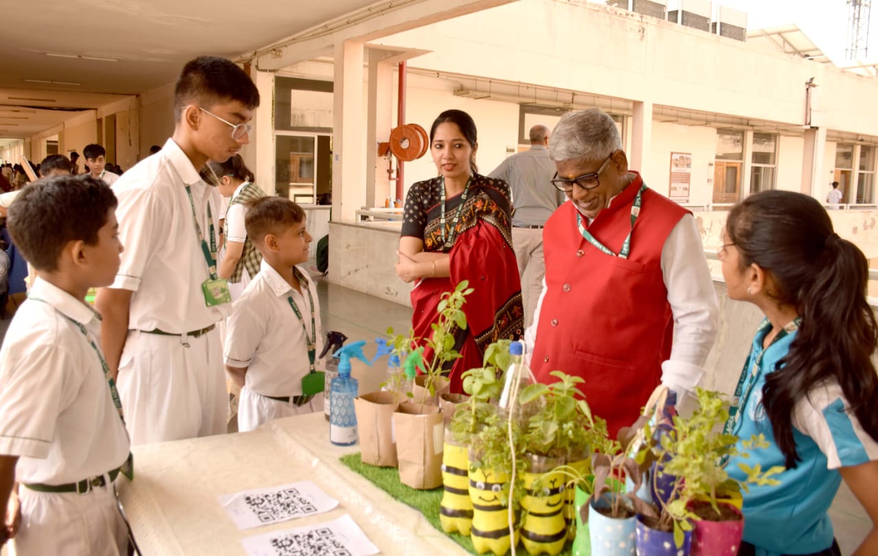 अभिभावकों के सवालों का जवाब देते विद्यार्थी