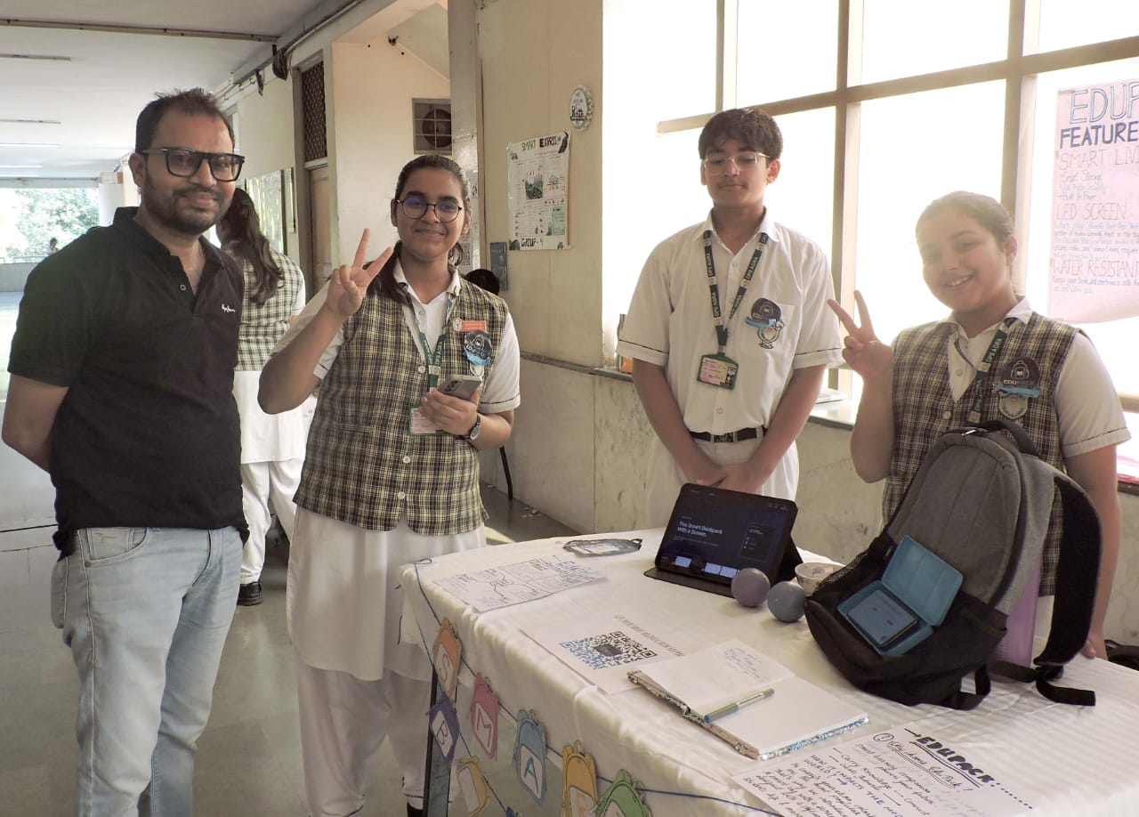 पीबीएल प्रदर्शनी में अपने प्रोजेक्ट के बारे में समझाते छात्र