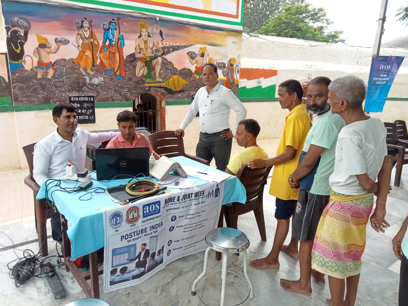 ओम मेडिकल कॉम्प्लेक्स खंदारी में BMD जांच करवाते नागरिक