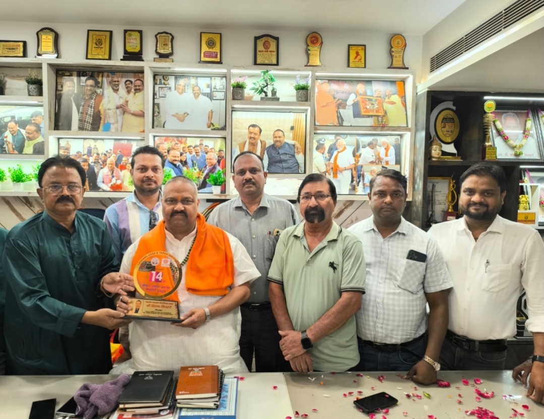 विधान परिषद समिति अध्यक्ष विजय शिवहरे को सम्मानित करते लीडर्स आगरा के पदाधिकारी