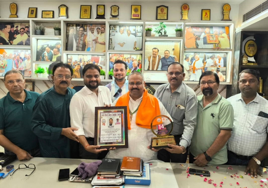 कार्यालय में विजय शिवहरे को अभिनंदन पत्र और अवार्ड भेंट करते डॉ. पार्थ सारथी शर्मा व अन्य