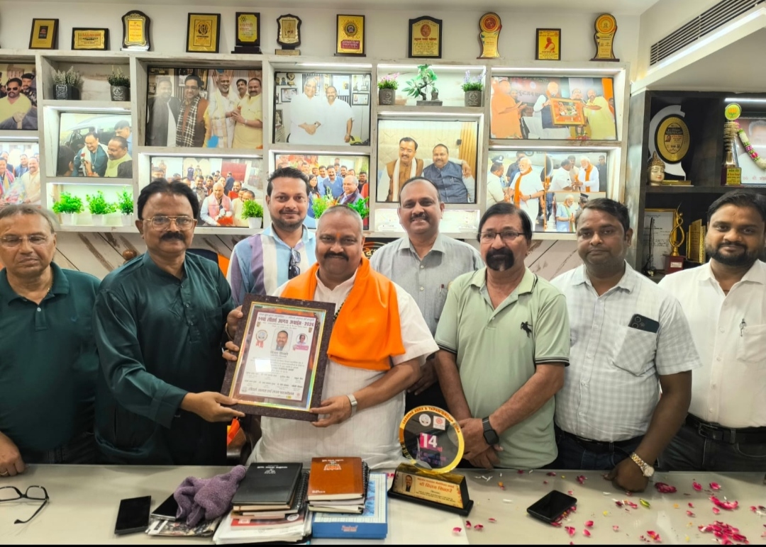 महादेव नारायण टंडन अवार्ड ग्रहण करते विजय शिवहरे