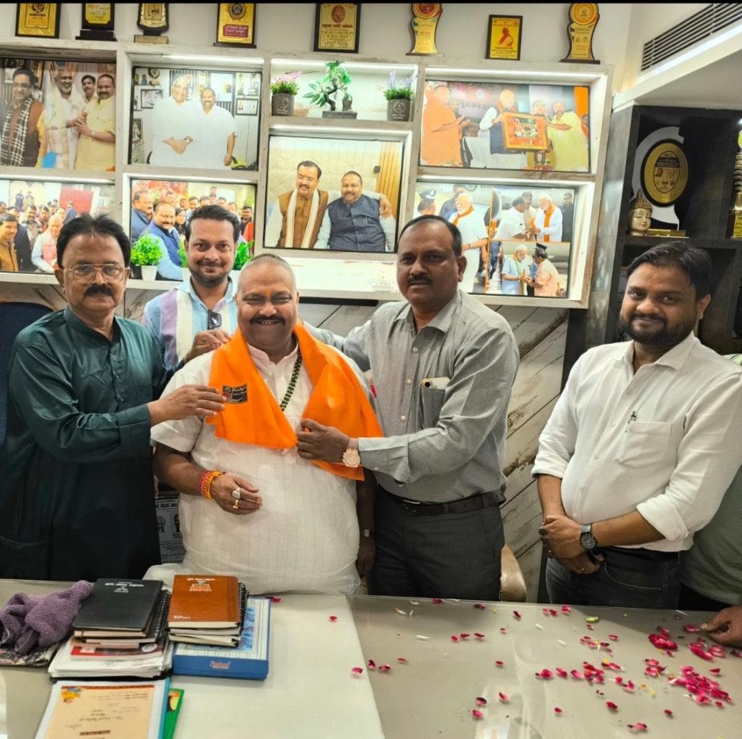 सम्मान समारोह के दौरान उपस्थित तपन फाउंडेशन एवं लीडर्स आगरा के सदस्य