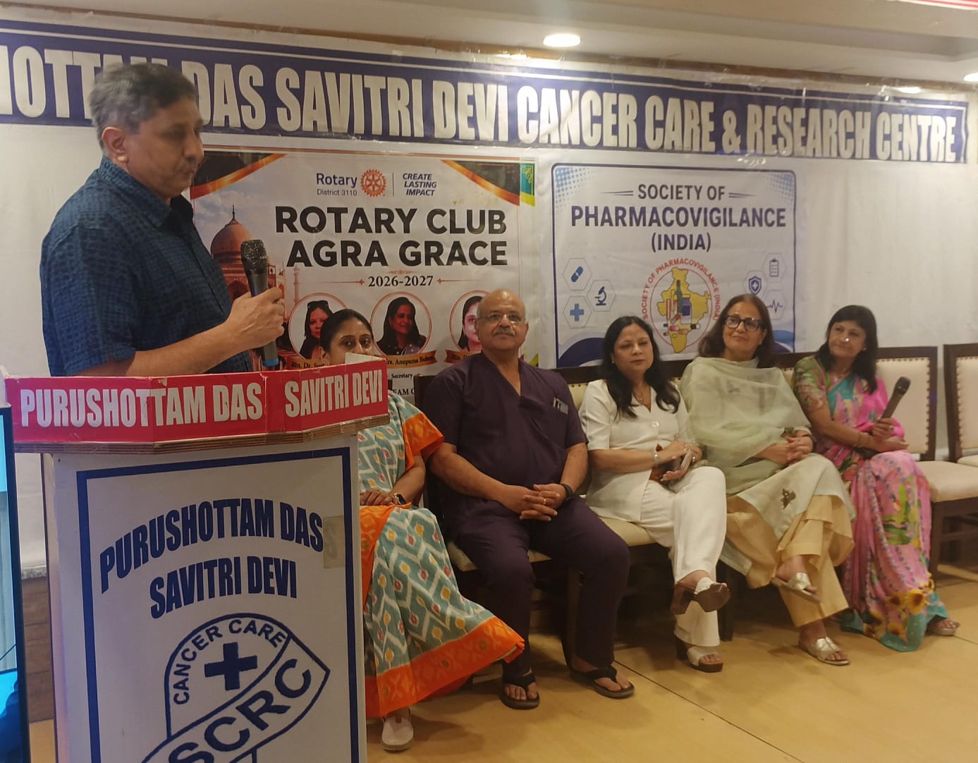 नागरिकों की BMD जांच करते स्वास्थ्यकर्मी