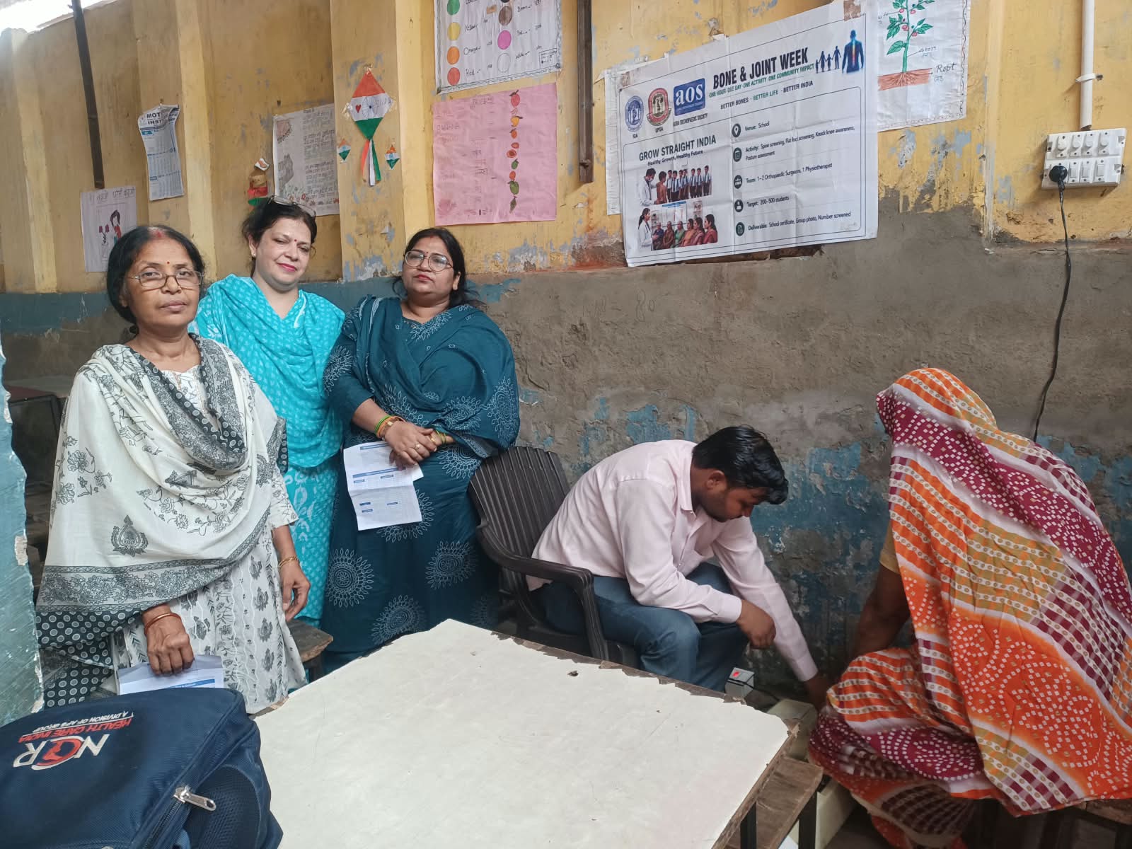 कन्या विद्यालय में बोन हेल्थ जागरूकता सत्र के दौरान उपस्थित शिक्षिकाएं एवं छात्राएं