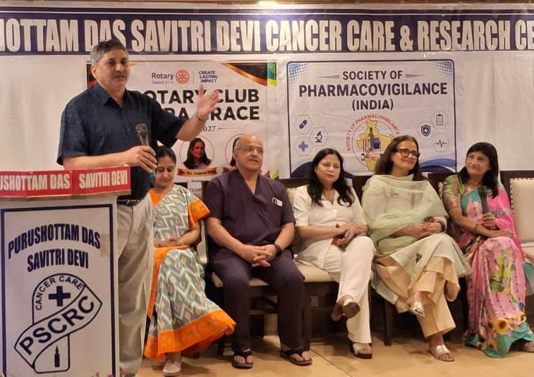 हड्डियों की जांच के बाद रिपोर्ट के बारे में समझाते ऑर्थोपेडिक चिकित्सक