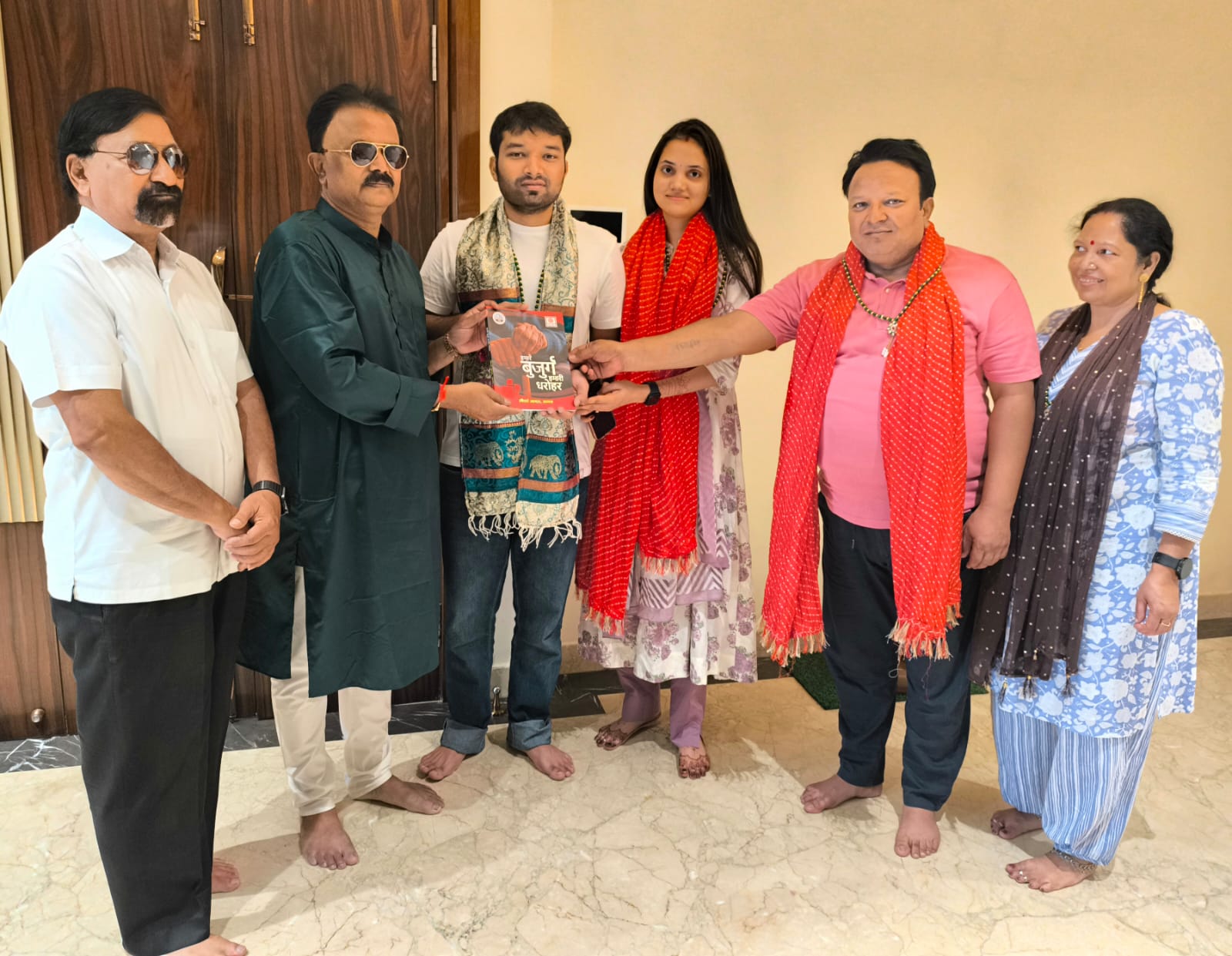 आईएएस विवेक पंकज को पुस्तक और स्मृति चिन्ह भेंट करते लीडर्स आगरा के पदाधिकारी