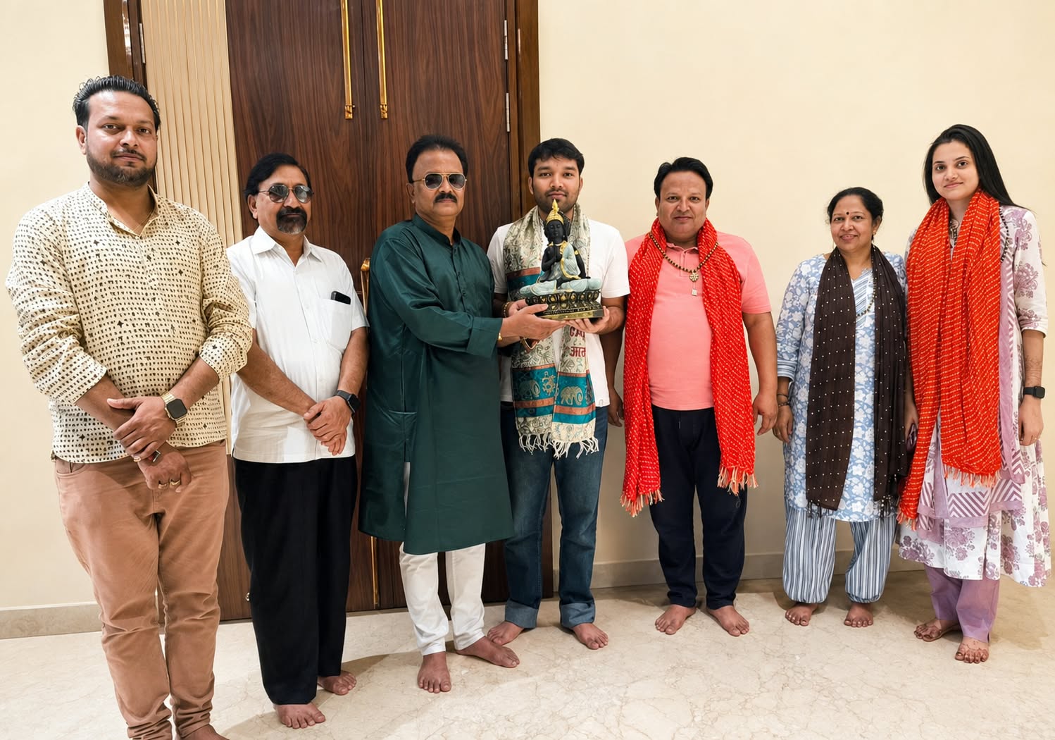 आईएएस विवेक पंकज का अभिनंदन करते हुए लीडर्स आगरा संस्था के सदस्य