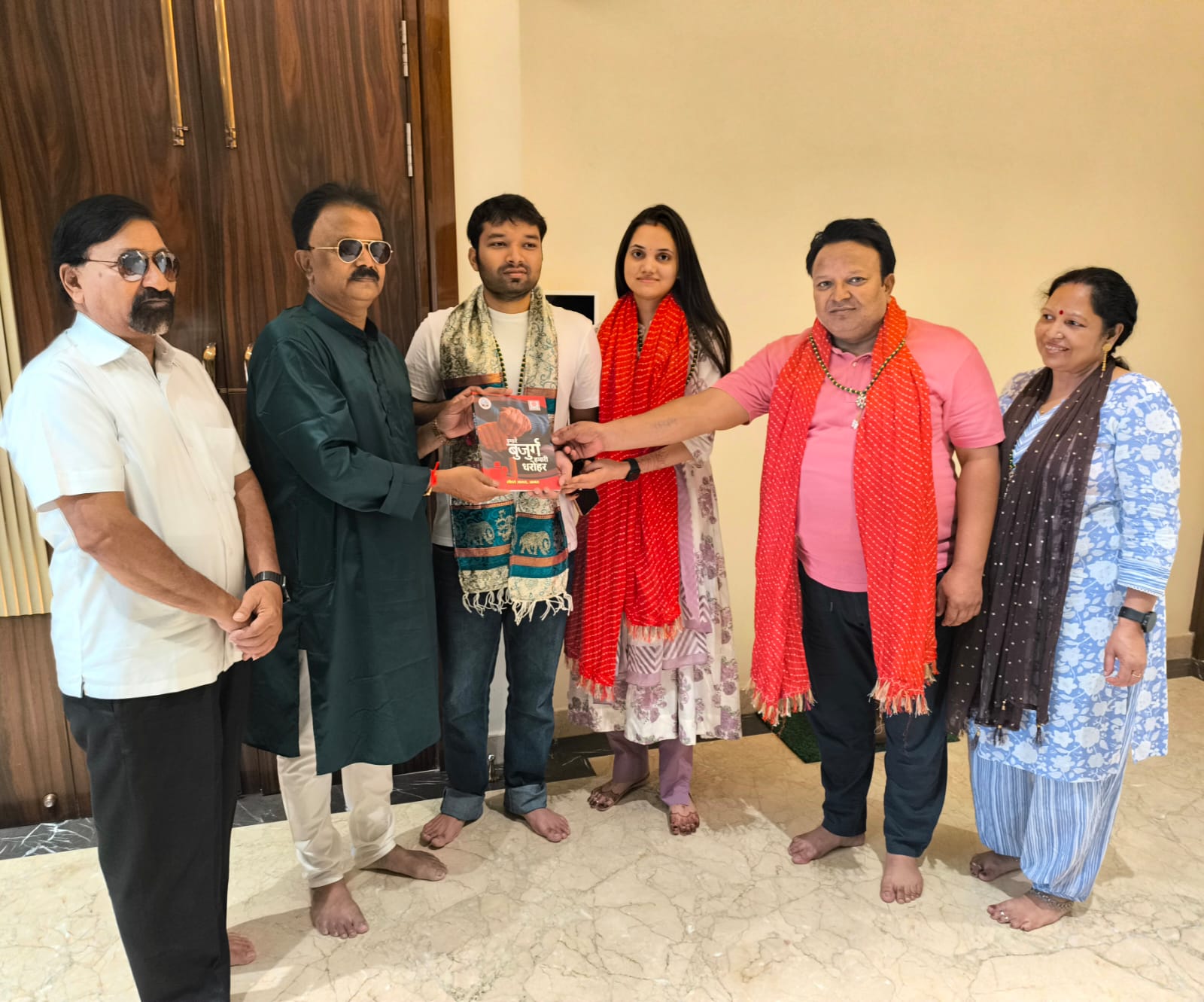 लीडर्स आगरा परिवार ने युवा आईएएस विवेक पंकज का किया सम्मान