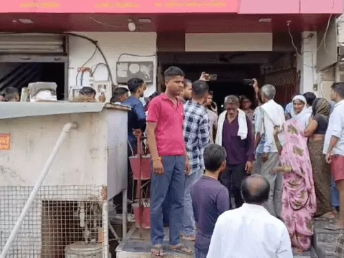 आगरा के टेढ़ी बगिया स्थित सूरज हॉस्पिटल में प्रसूता की मौत के बाद परिजनों का हंगामा