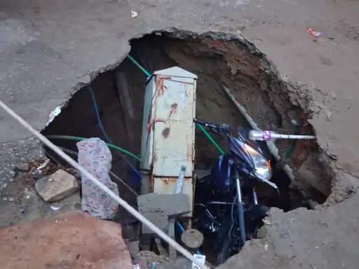 धोबी पाड़ा धनकोट फव्वारा आगरा में सड़क धंसने का मौका-ए-वारदात स्थल
