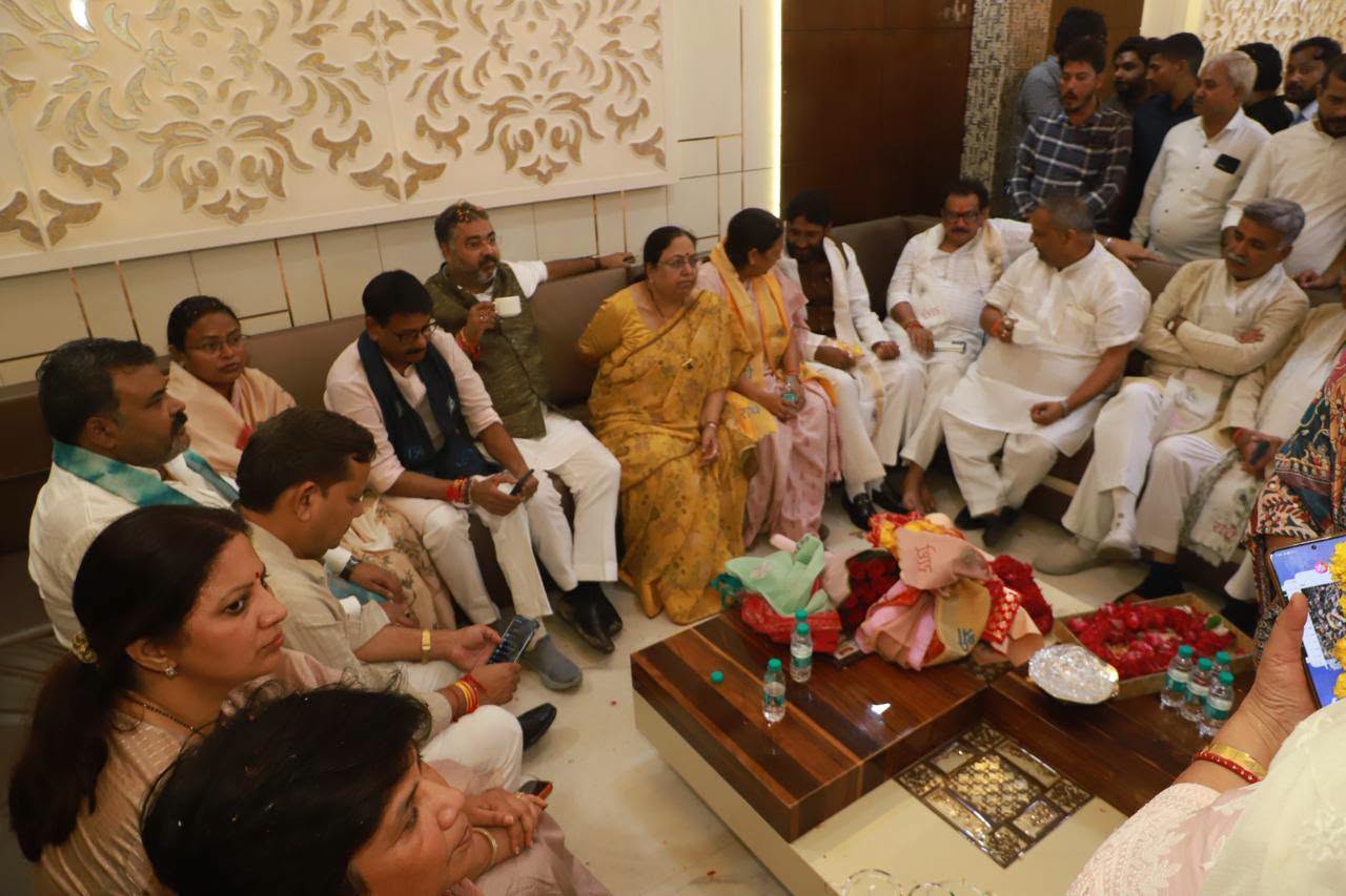 गीता शाक्य का स्वागत करते भाजपा पदाधिकारी