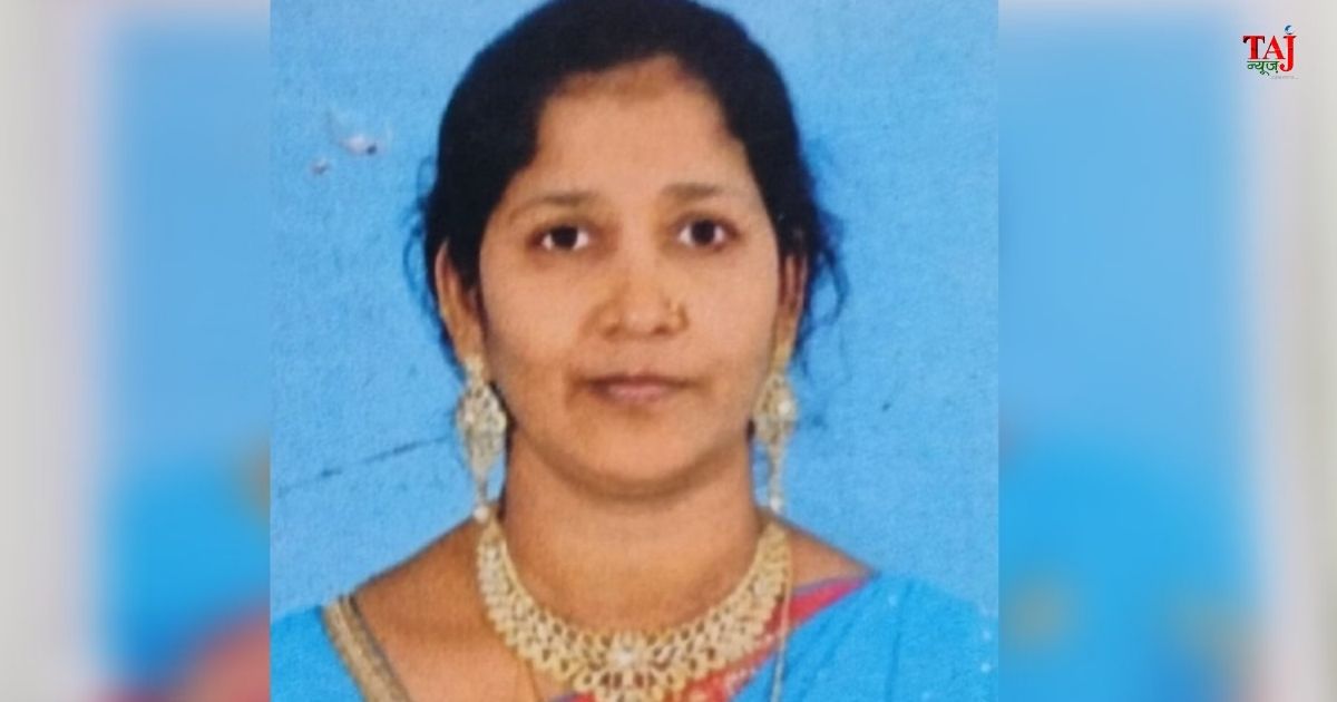 आगरा कैंट स्टेशन पर तमिलनाडु एक्सप्रेस में मिले लाल ट्रॉली बैग से जुड़े हयातुन निशा हत्याकांड की जांच करती रेलवे पुलिस और फोरेंसिक टीम।