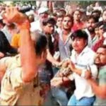 आगरा की एत्मादपुर तहसील में प्रदर्शनकारी पर लाठीचार्ज के बाद हंगामा, सड़क पर जाम और इंस्पेक्टर क्राइम को लाइन हाजिर करती पुलिस प्रशासन की टीम।