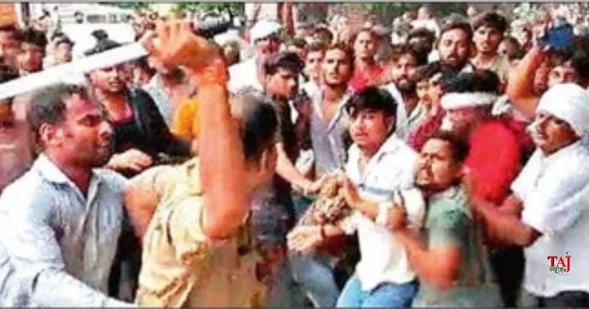 आगरा की एत्मादपुर तहसील में प्रदर्शनकारी पर लाठीचार्ज के बाद हंगामा, सड़क पर जाम और इंस्पेक्टर क्राइम को लाइन हाजिर करती पुलिस प्रशासन की टीम।