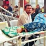 करोड़ों खर्च, फिर भी तारीखों पर टिका इलाज: एसएन में 14 दिन भर्ती रही बुजुर्ग, जांच नहीं हुई तो बीमारी भी नहीं पकड़ में आई आगरा एसएन मेडिकल कॉलेज के रेडियोलॉजी विभाग के बाहर जांच के लिए स्ट्रेचर पर घंटों इंतजार करते मरीज और परेशान परिजन।