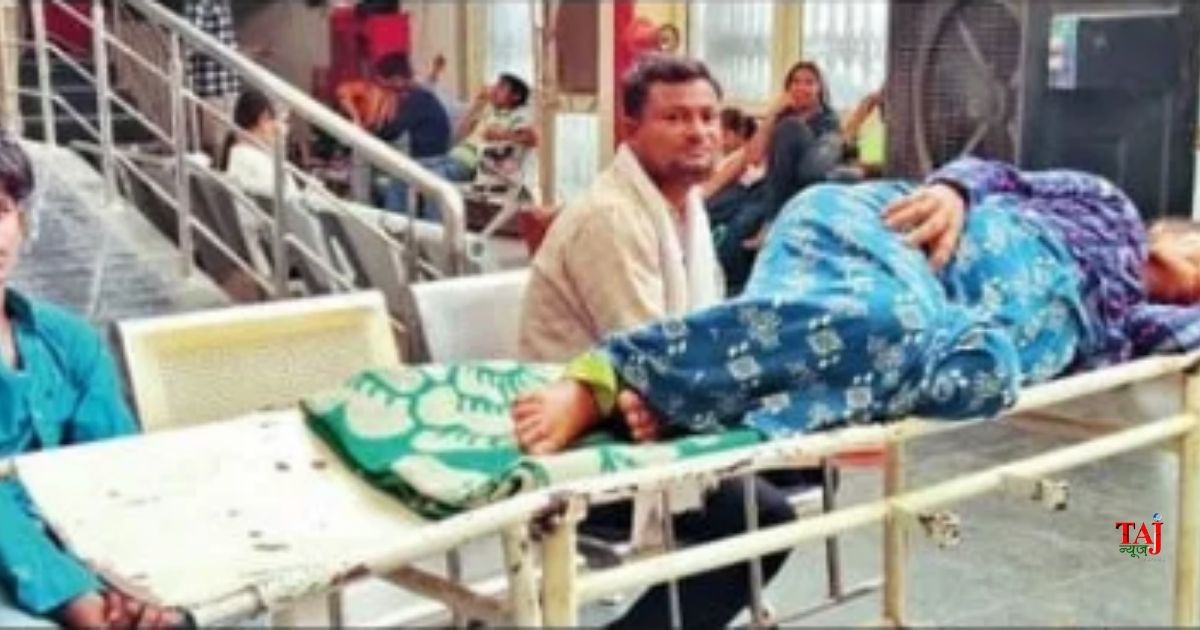 आगरा एसएन मेडिकल कॉलेज के रेडियोलॉजी विभाग के बाहर जांच के लिए स्ट्रेचर पर घंटों इंतजार करते मरीज और परेशान परिजन।